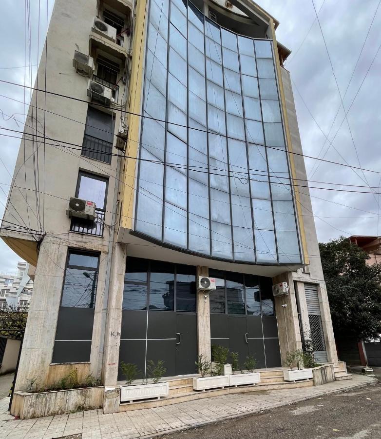 D&e * Tirana